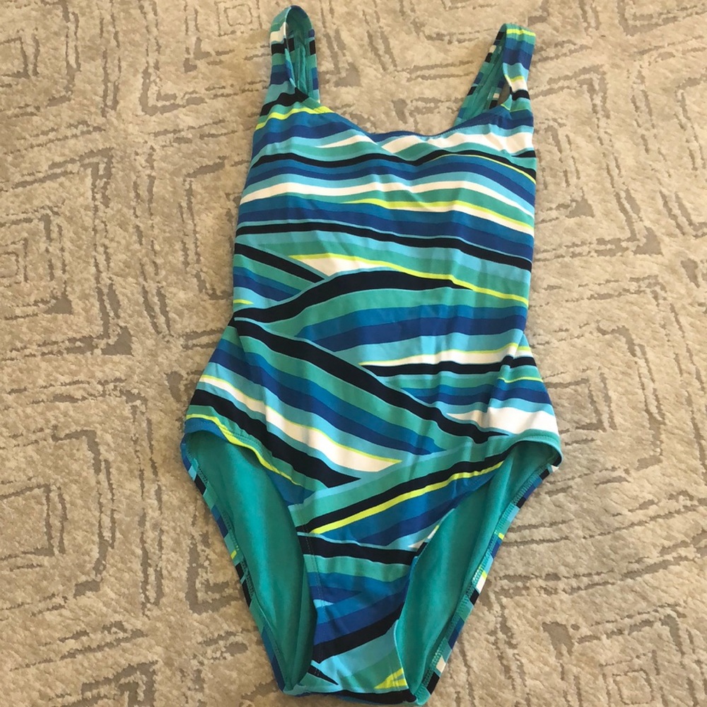 Tommy Bahama One piece swimsuit, size 8.   🛵🌞🌺🐚🌴excellent condition🩱😍😍😍